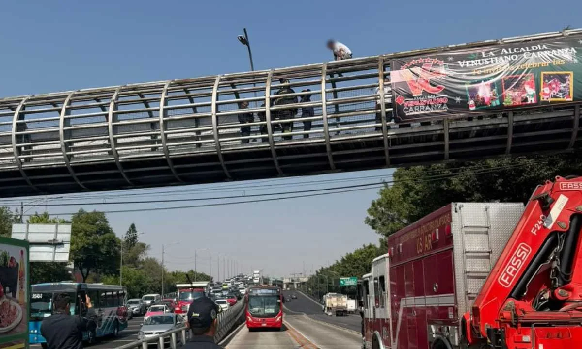 Servicios de emergencia rescatan a un hombre que pretendía arrojarse de un puente peatonal en la Jardín Balbuena.