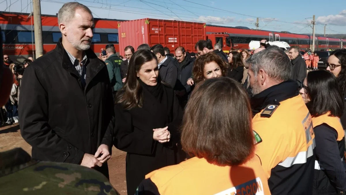Los reyes de España reconocieron los esfuerzos de rescatistas, vecinos y voluntarios para atender a las víctimas del descarrilamiento.