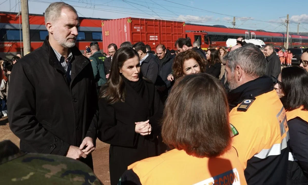 Los reyes de España reconocieron los esfuerzos de rescatistas, vecinos y voluntarios para atender a las víctimas del descarrilamiento.