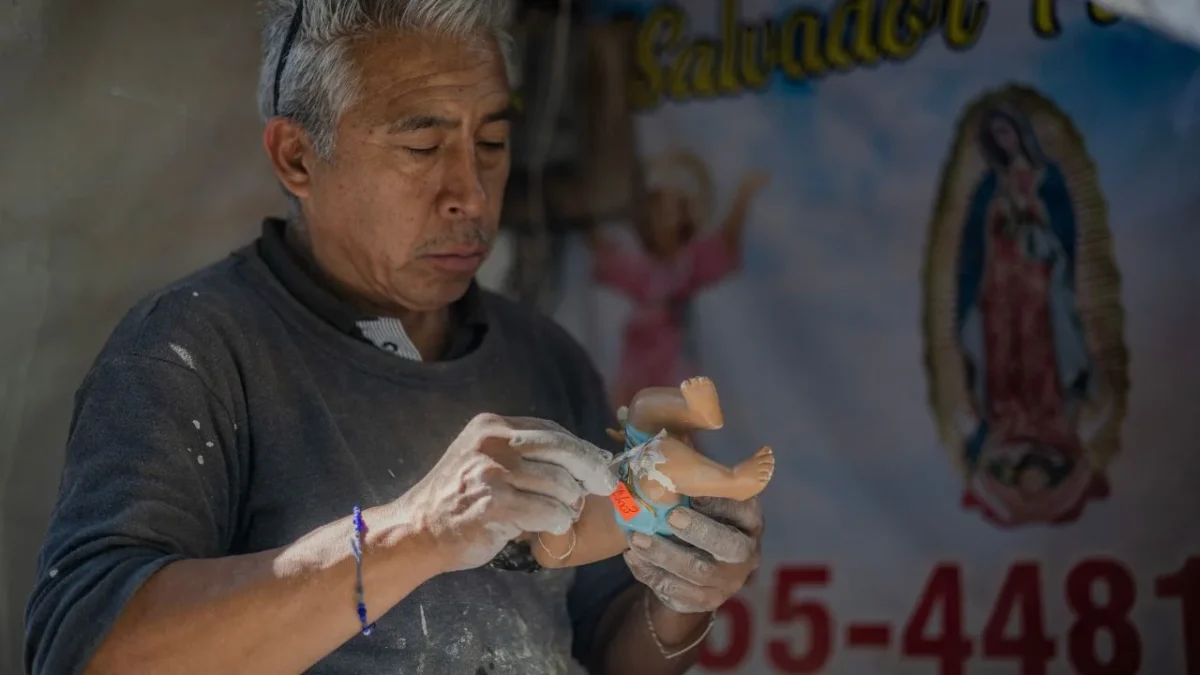 En la calle de Talavera existe un lugar emblemático donde Salvador Pichardo desempeña el oficio de sanador del Niño Dios., aquí su historia.