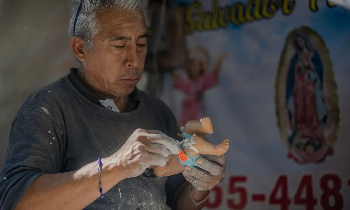 En la calle de Talavera existe un lugar emblemático donde Salvador Pichardo desempeña el oficio de sanador del Niño Dios., aquí su historia.