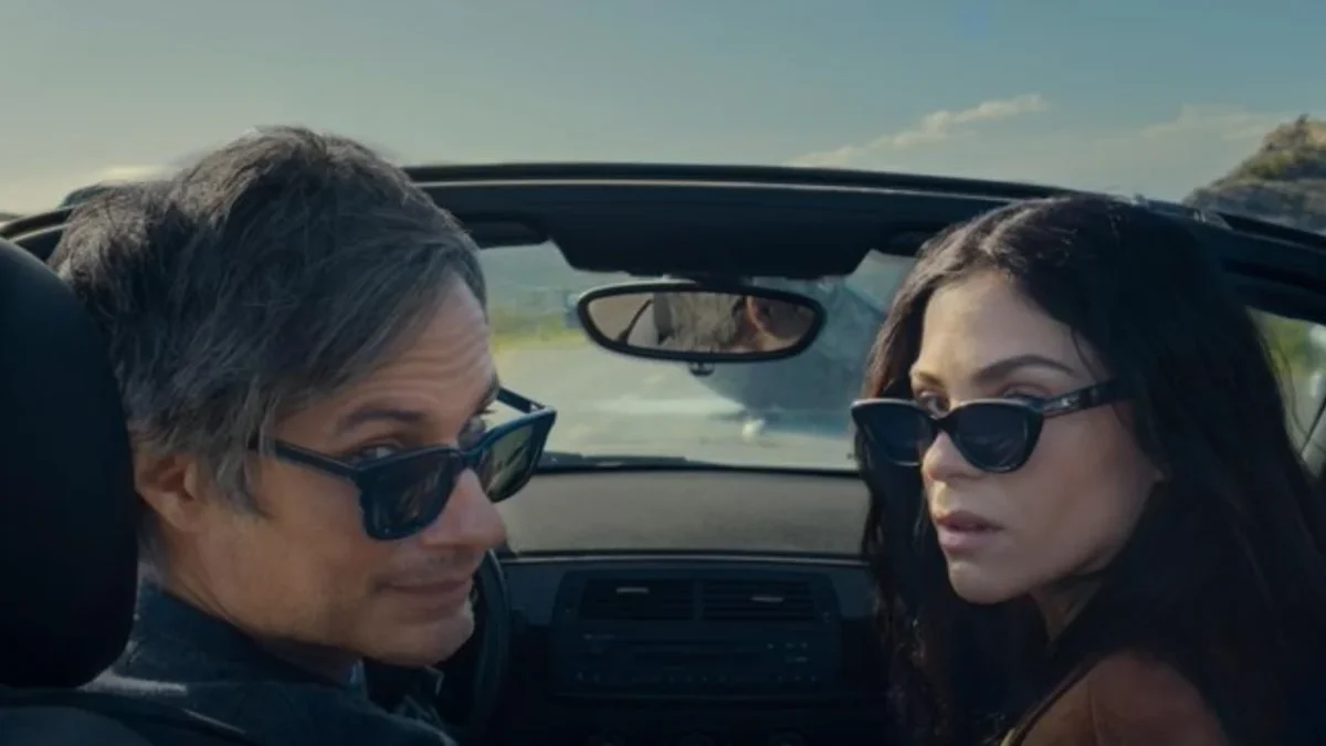 Paulina Dávila y Gael García Bernal protagonizan Santita, la nueva serie de Netflix que se estrena en abril.