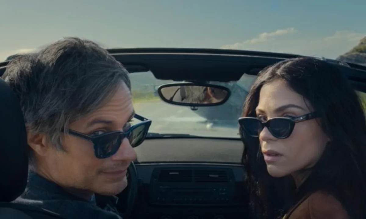 Paulina Dávila y Gael García Bernal protagonizan Santita, la nueva serie de Netflix que se estrena en abril.