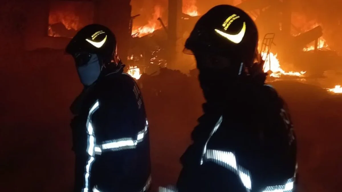 Un incendio en una fábrica de fomi se desarrolla en el municipio de Ecatepec donde bomberos de CDMX y Edomex atienden la emergencia.