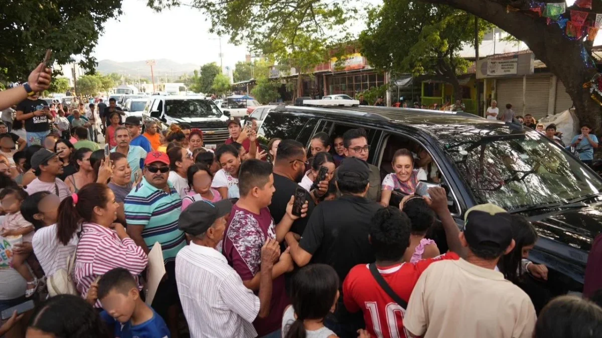 Durante su visita a la Costa Grande en Guerrero, el vehículo en el que viajaba Sheinbaum fue interceptado por personas que querían saludarla.