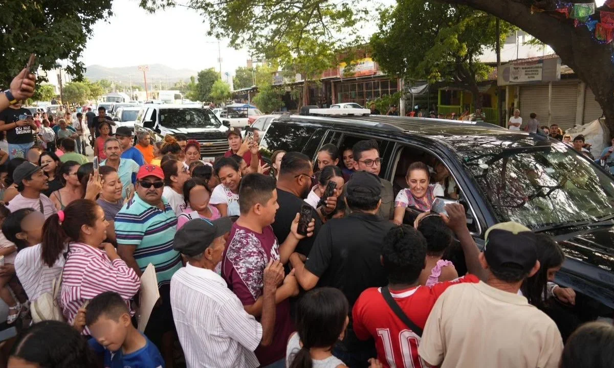 Durante su visita a la Costa Grande en Guerrero, el vehículo en el que viajaba Sheinbaum fue interceptado por personas que querían saludarla.