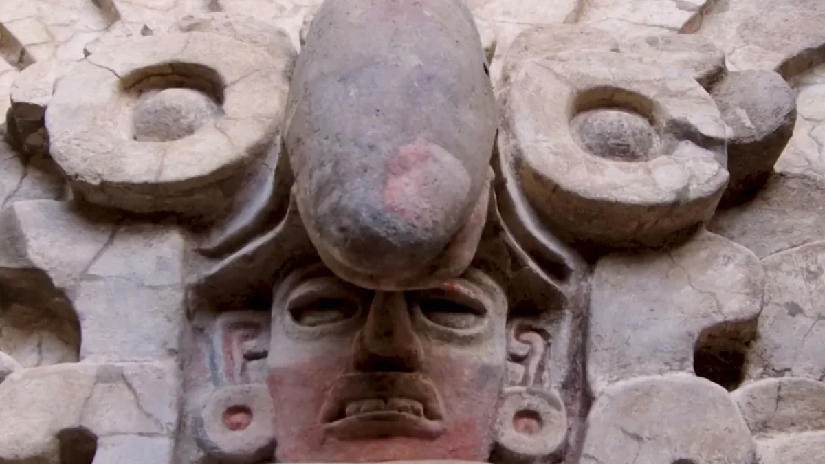 La tumba está localizada en los Valles Centrales del estado de Oaxaca y, por su riqueza arquitectónica y pictórica, aporta información de alto valor sobre la organización social