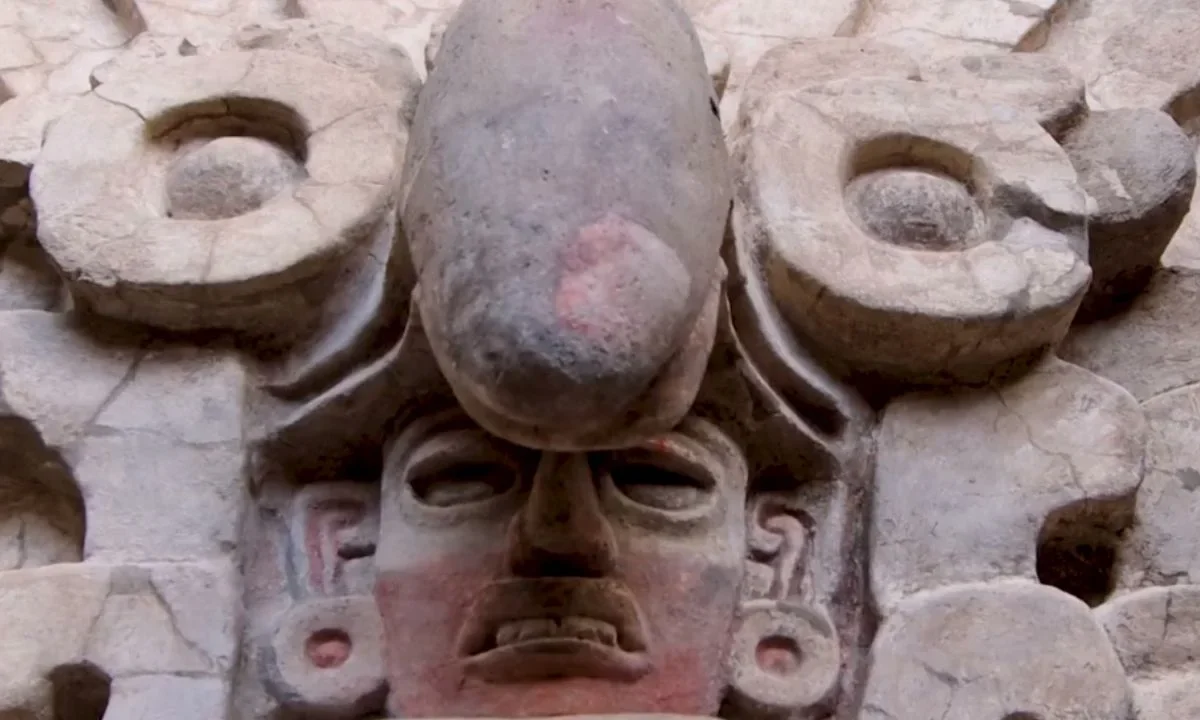 La tumba está localizada en los Valles Centrales del estado de Oaxaca y, por su riqueza arquitectónica y pictórica, aporta información de alto valor sobre la organización social
