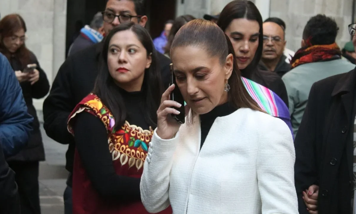 La conferencia matutina de la presidenta de México, Claudia Sheinbaum Pardo, se vio interrumpida tras el sismo de magnitud preliminar 6.5 registrado la mañana de este viernes. Durante el acto, la mandataria se comunicó con la gobernadora de Guerrero, Evelyn Salgado, y con la jefa de Gobierno