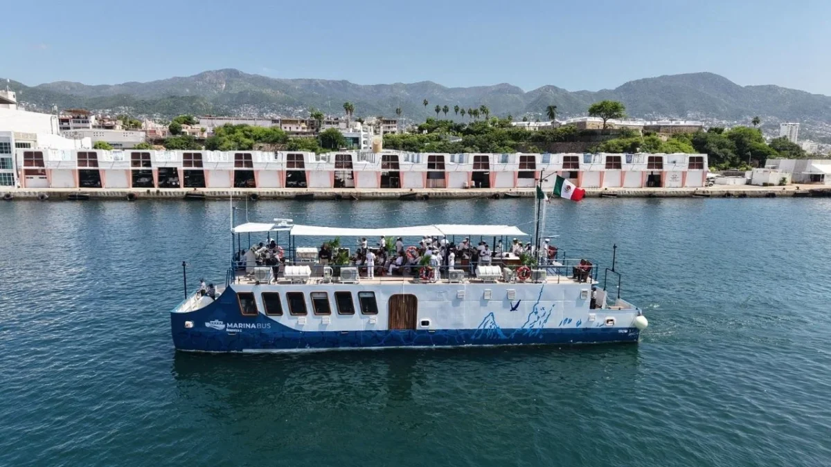 El Marinabús fue inaugurado por Claudia Sheinbaum en agosto de 2025, como parte de los proyectos de reconstrucción del puerto de Acapulco.
