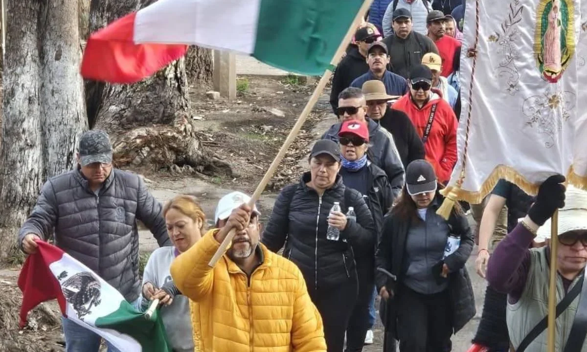 Trabajadores de Nayarit, marcharon de Tuxpan a Tepic, por falta de pago de prestaciones y para denunciar criminalización de la protesta.