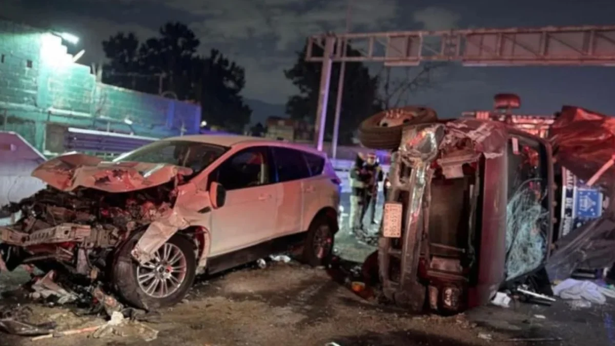 Servicios de emergencia atendieron un choque múltiple con volcadura en la autopista México-Pachuca, a la altura de San Pedro Xalostoc, donde dos personas perdieron la vida.