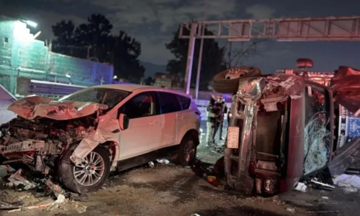 Servicios de emergencia atendieron un choque múltiple con volcadura en la autopista México-Pachuca, a la altura de San Pedro Xalostoc, donde dos personas perdieron la vida.