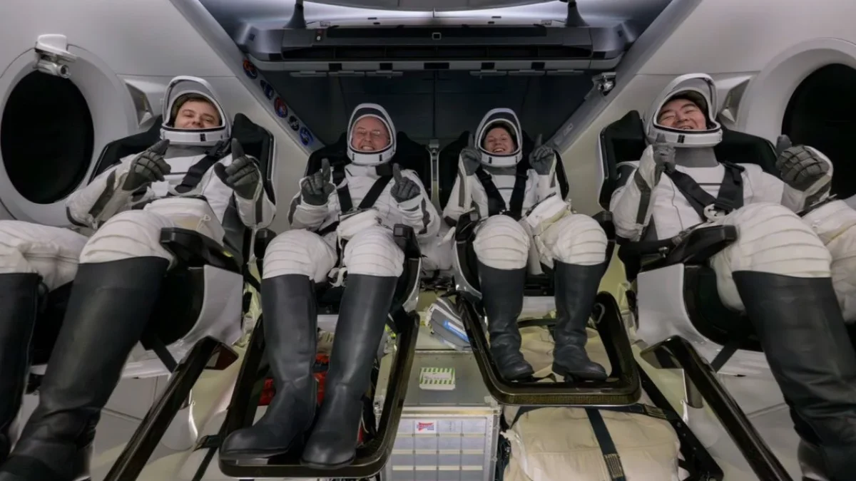 Uno de los astronautas de la Estación Espacial Internacional precisó que el tripulante afectado está estable y ya recibe atención médica.