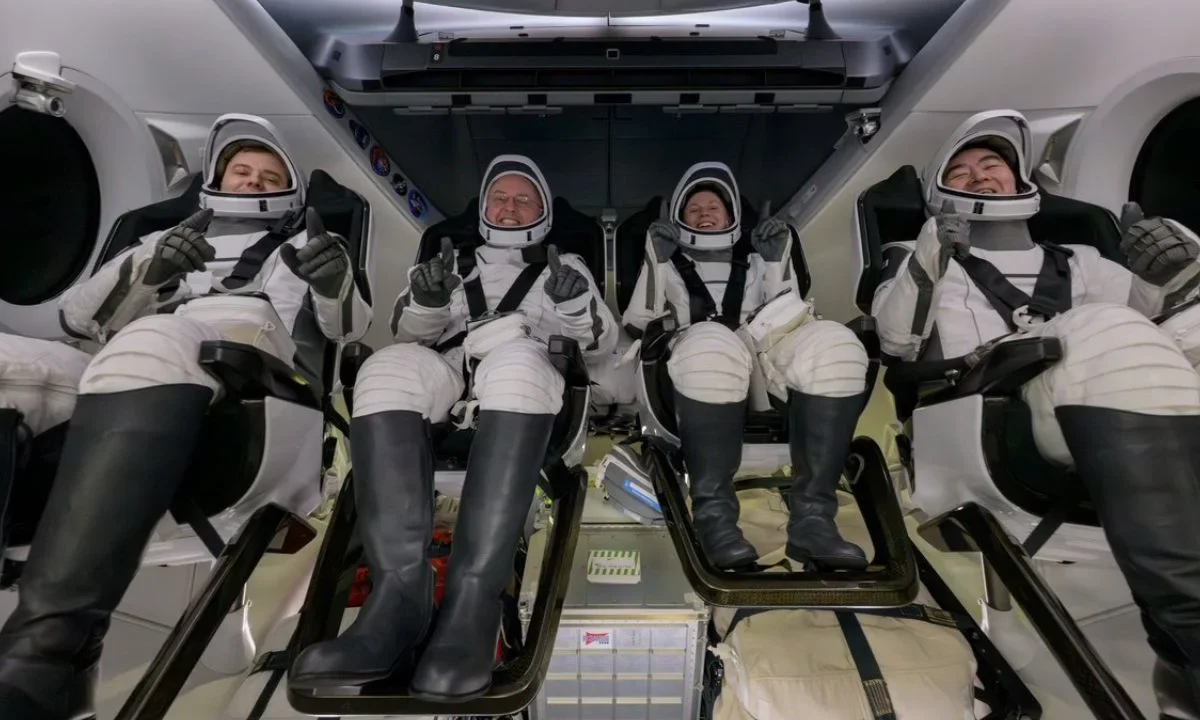 Uno de los astronautas de la Estación Espacial Internacional precisó que el tripulante afectado está estable y ya recibe atención médica.