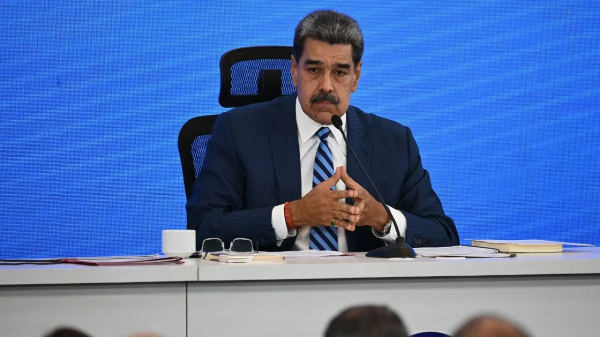magen difundida por Donald Trump muestra a Nicolás Maduro esposado y con ropa "deportiva", rumbo a Nueva York tras ser capturado