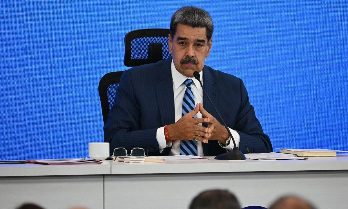 magen difundida por Donald Trump muestra a Nicolás Maduro esposado y con ropa "deportiva", rumbo a Nueva York tras ser capturado