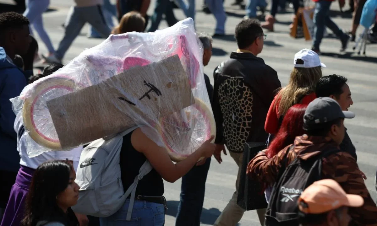 Alegría. Con el tiempo encima, Melchor, Gaspar y Baltasarse apresuran con las últimas compras; mientras que niñas y niños envían su lista de deseos.