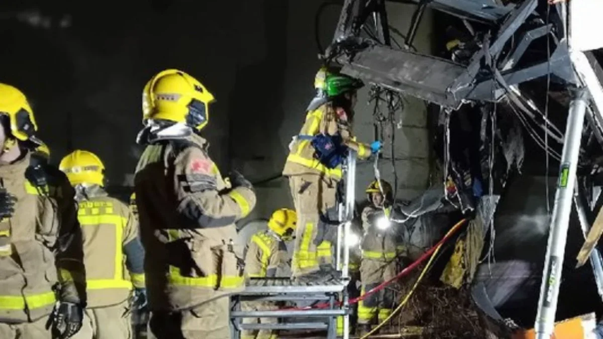 Al menos un muerto y múltiples heridos dejó el choque de un tren con un muro que cayó sobre las vías en Barcelona.