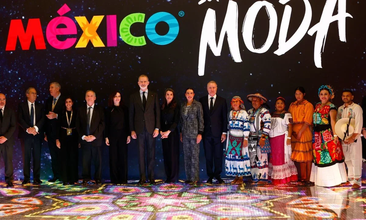La presidenta Claudia Sheinbaum calificó como un 'símbolo' la visita de los Reyes de España al stand de México en la Fitur.