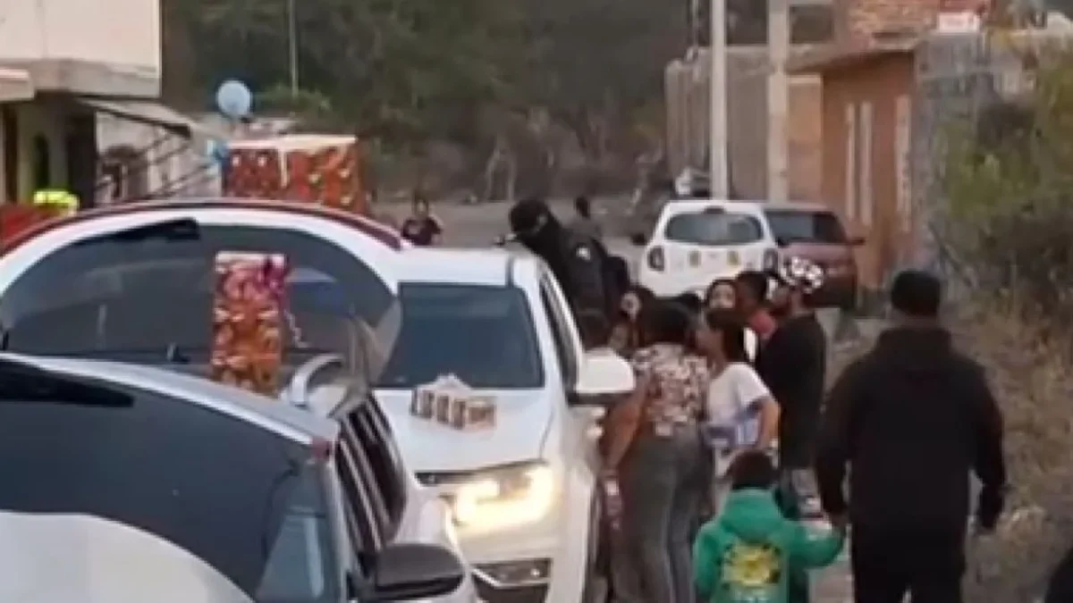 En un video se aprecia a los presuntos integrantes del CJNG con vestimenta táctica a bordo de una camioneta negra cargada de juguetes.