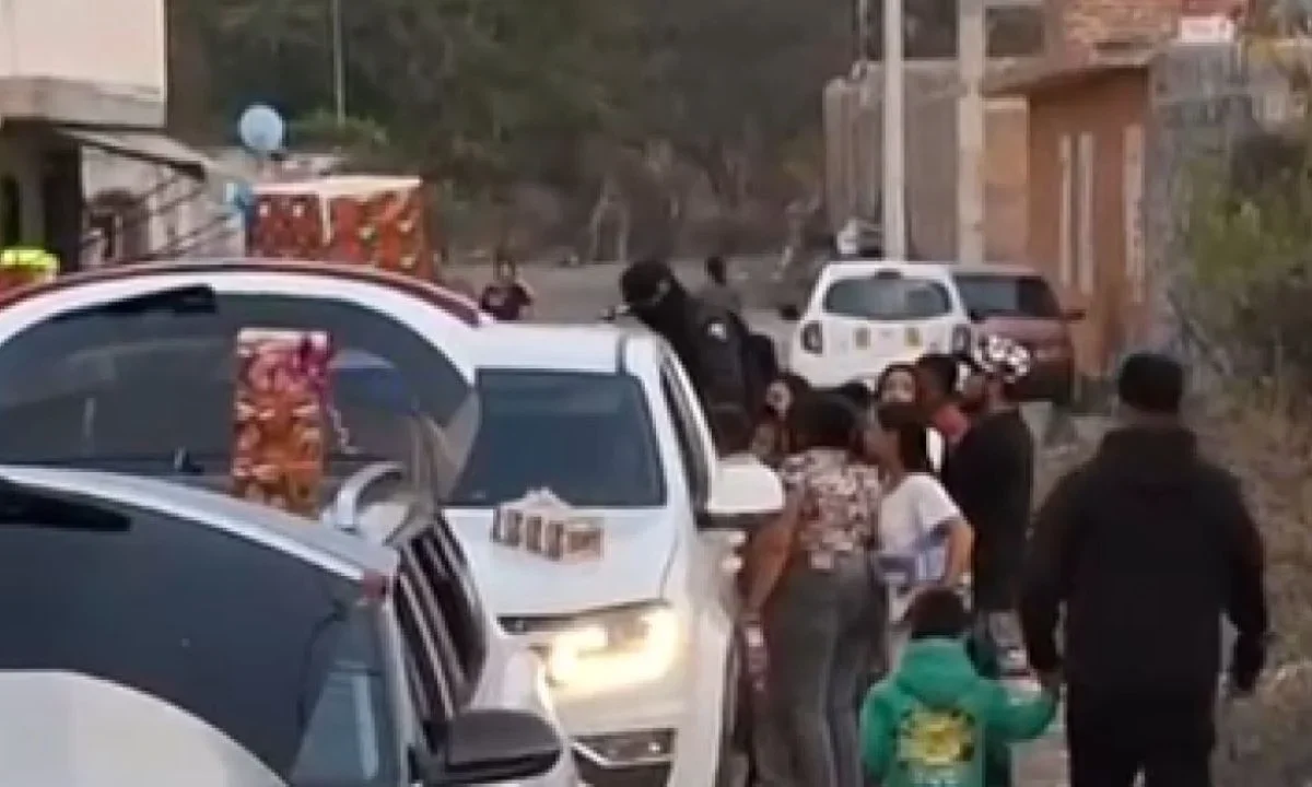 En un video se aprecia a los presuntos integrantes del CJNG con vestimenta táctica a bordo de una camioneta negra cargada de juguetes.