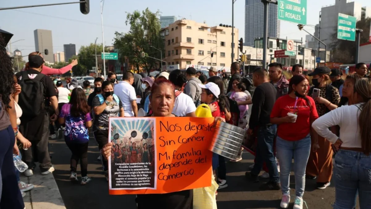 Comerciantes de la Cuauhtémoc se manifiestan en Insurgentes y exigen su derecho a trabajar