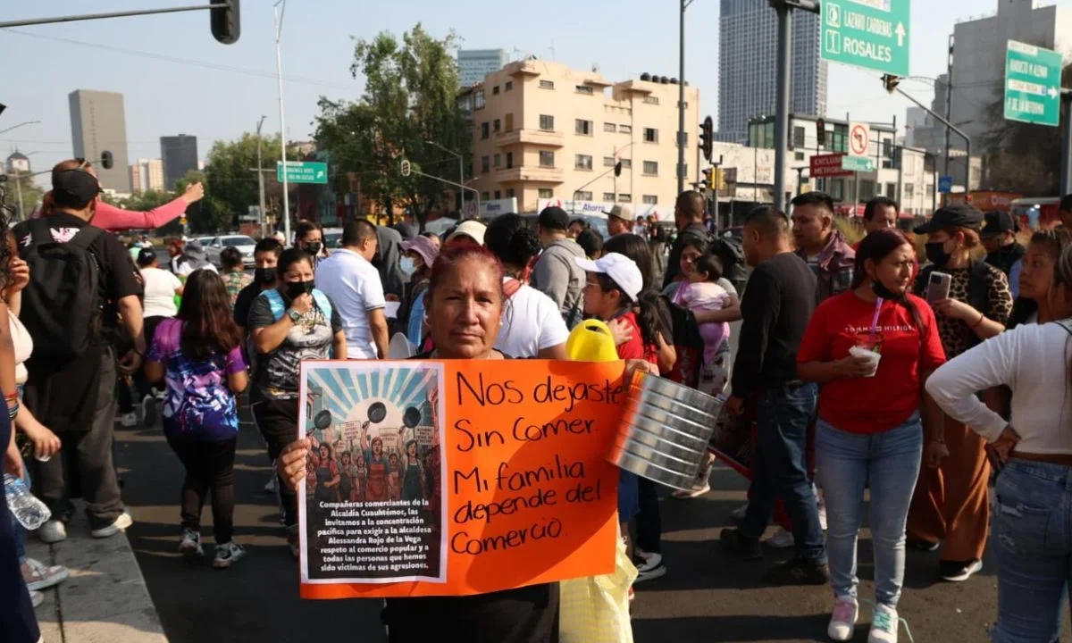 Comerciantes de la Cuauhtémoc se manifiestan en Insurgentes y exigen su derecho a trabajar
