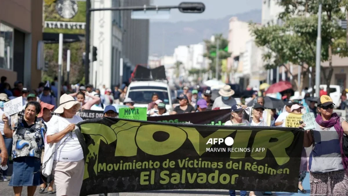 Familiares de presos protestan contra juicios arbitrarios en El Salvador
