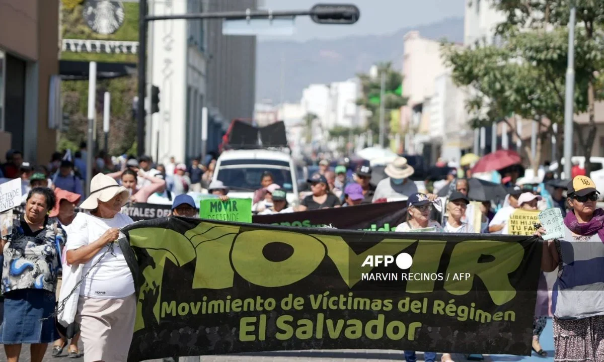 Familiares de presos protestan contra juicios arbitrarios en El Salvador
