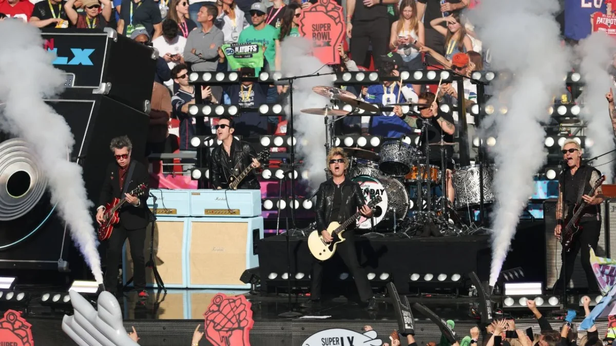 Green Day arranca el Super Bowl LX y suelta 'American Idiot'
