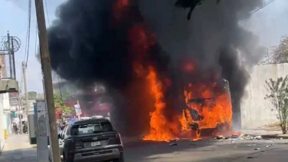 Istmo de Tehuantepec paralizado por quema de vehículos