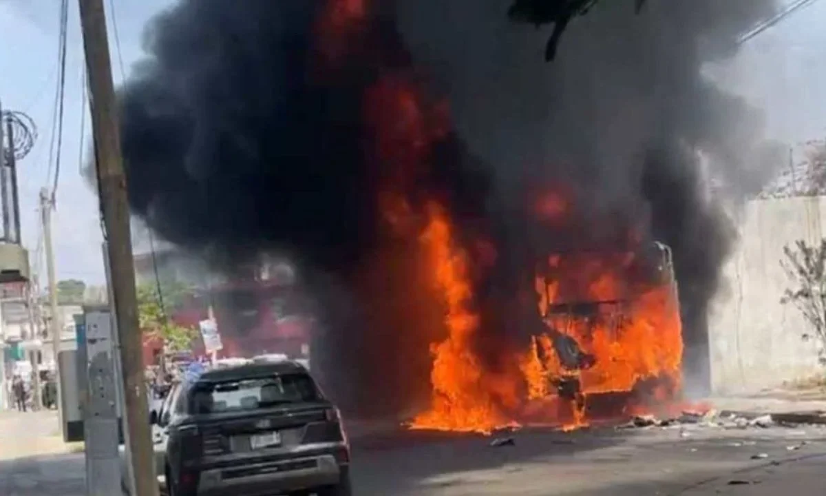 Istmo de Tehuantepec paralizado por quema de vehículos