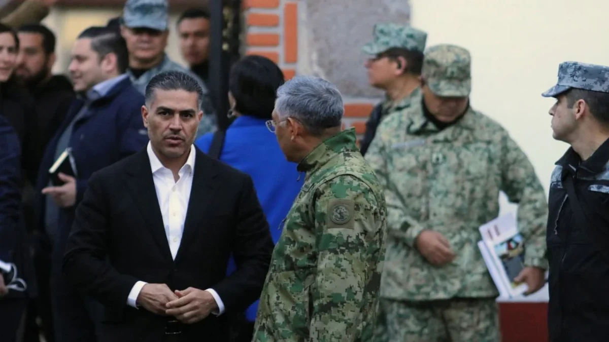 Llegan a Palacio Nacional el embajador de EU y el gabinete de Seguridad