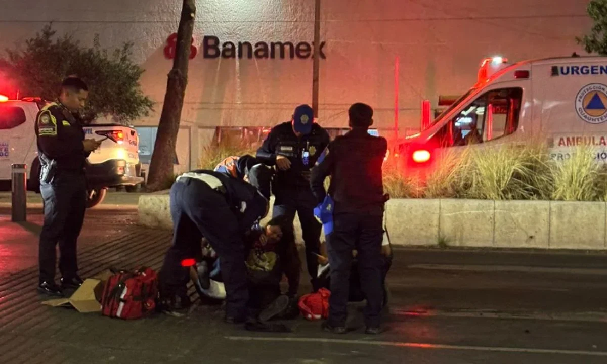 Motociclista arrolla a familia en cruce peatonal sobre Ribera de San Cosme