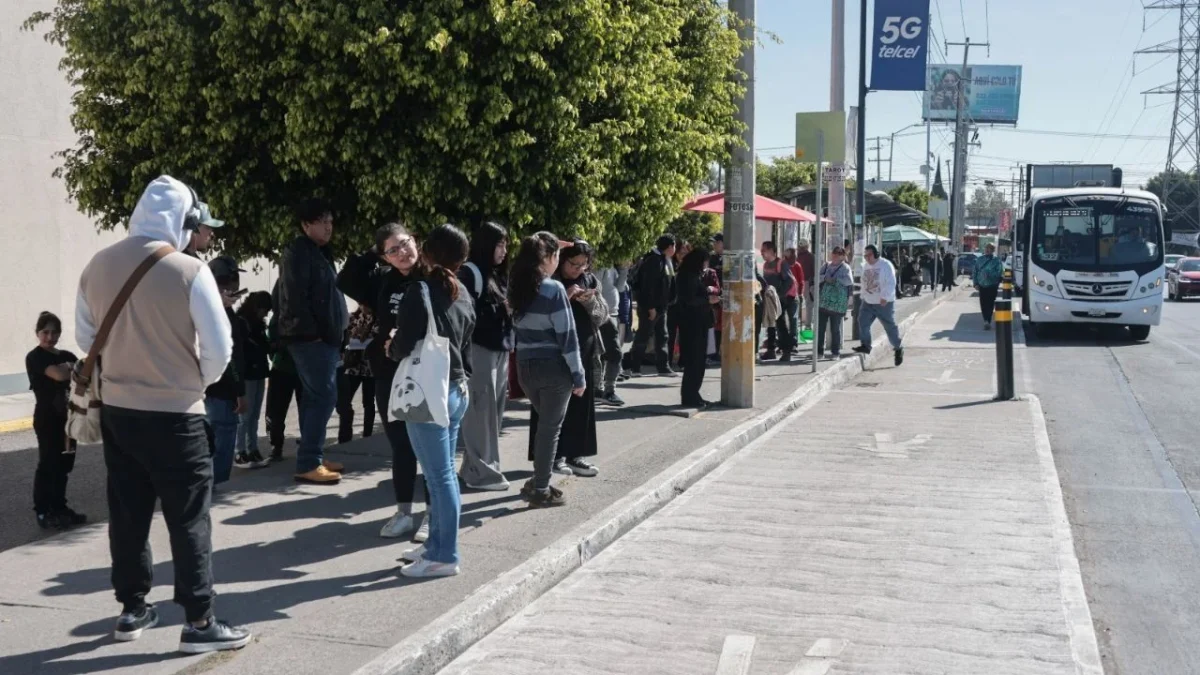 Transportistas se manifestaron frente a la Secretaría de Movilidad y Transporte, en la colonia La Paz de Puebla, en rechazo al retiro de concesiones tras la Revista Vehicular.