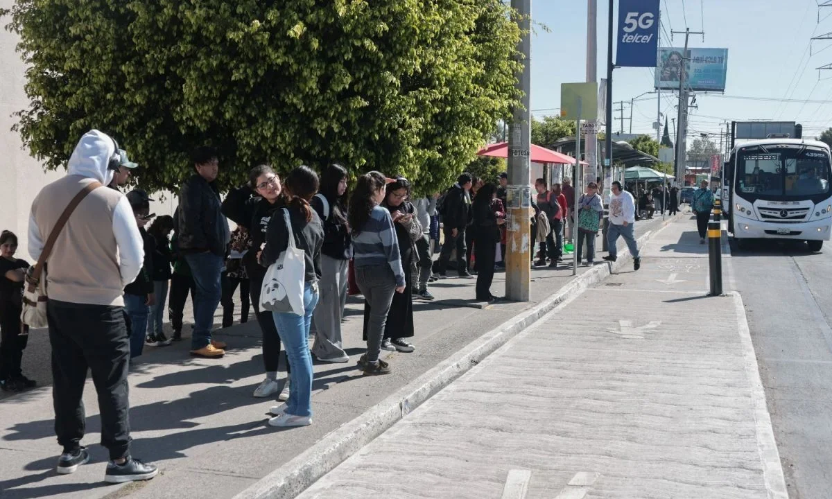 Transportistas se manifestaron frente a la Secretaría de Movilidad y Transporte, en la colonia La Paz de Puebla, en rechazo al retiro de concesiones tras la Revista Vehicular.