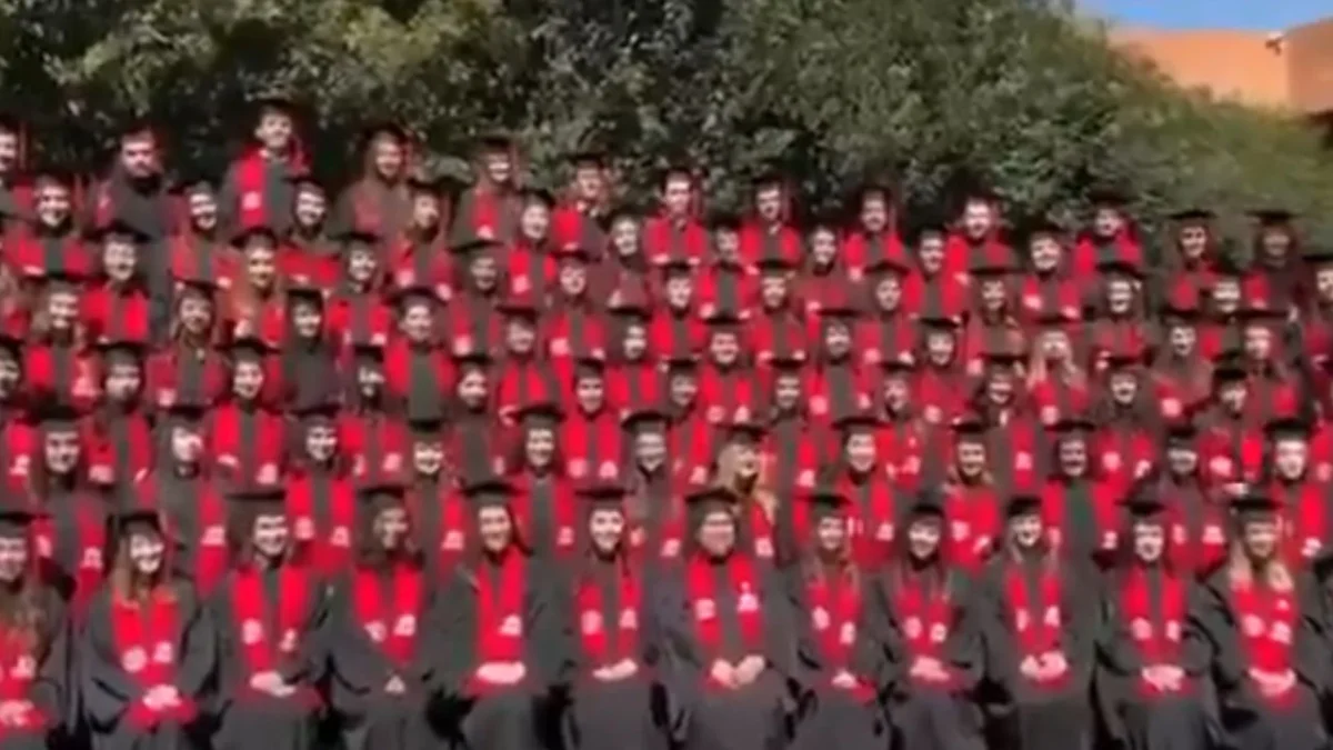 Paramédicos y personal de emergencia atienden a lesionados tras el colapso de un templete en la Ibero de la Ciudad de México.