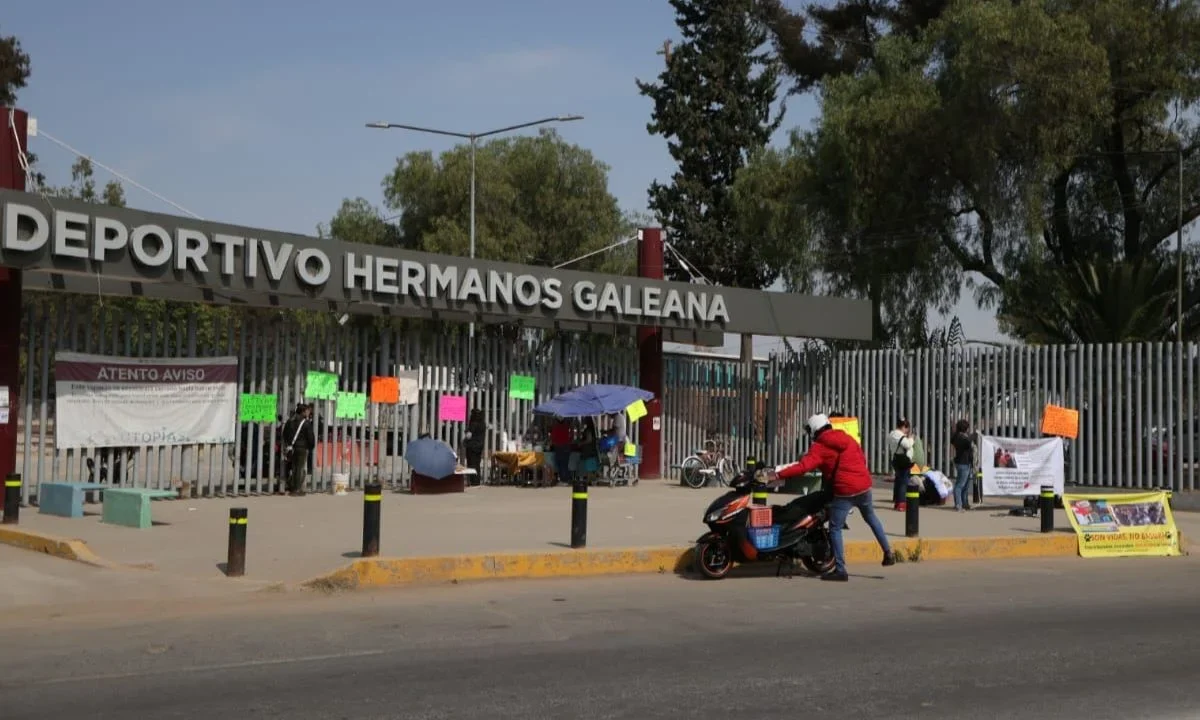 Vecinos y activistas reportan un gran despliegue operativo de vehículos y policías en las inmediaciones del Deportivo Hermanos Galeana.