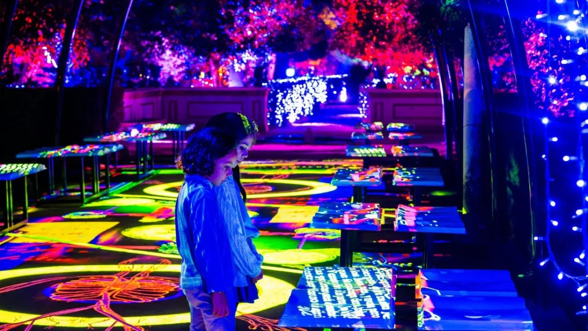 El universo de Alicia en el País de las Maravillas promete un recorrido nocturno lleno de luz, música y personajes icónicos en Parque Lira.