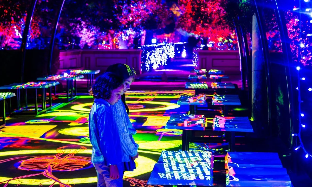 El universo de Alicia en el País de las Maravillas promete un recorrido nocturno lleno de luz, música y personajes icónicos en Parque Lira.