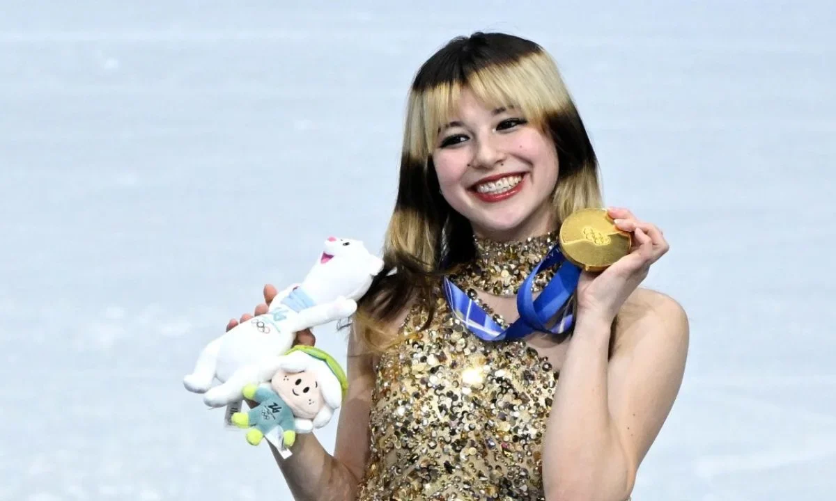 Alysa Liu se colgó la medalla de oro para Estados Unidos en patinaje artístico femenino en los Juegos Olímpicos de Invierno 2026.