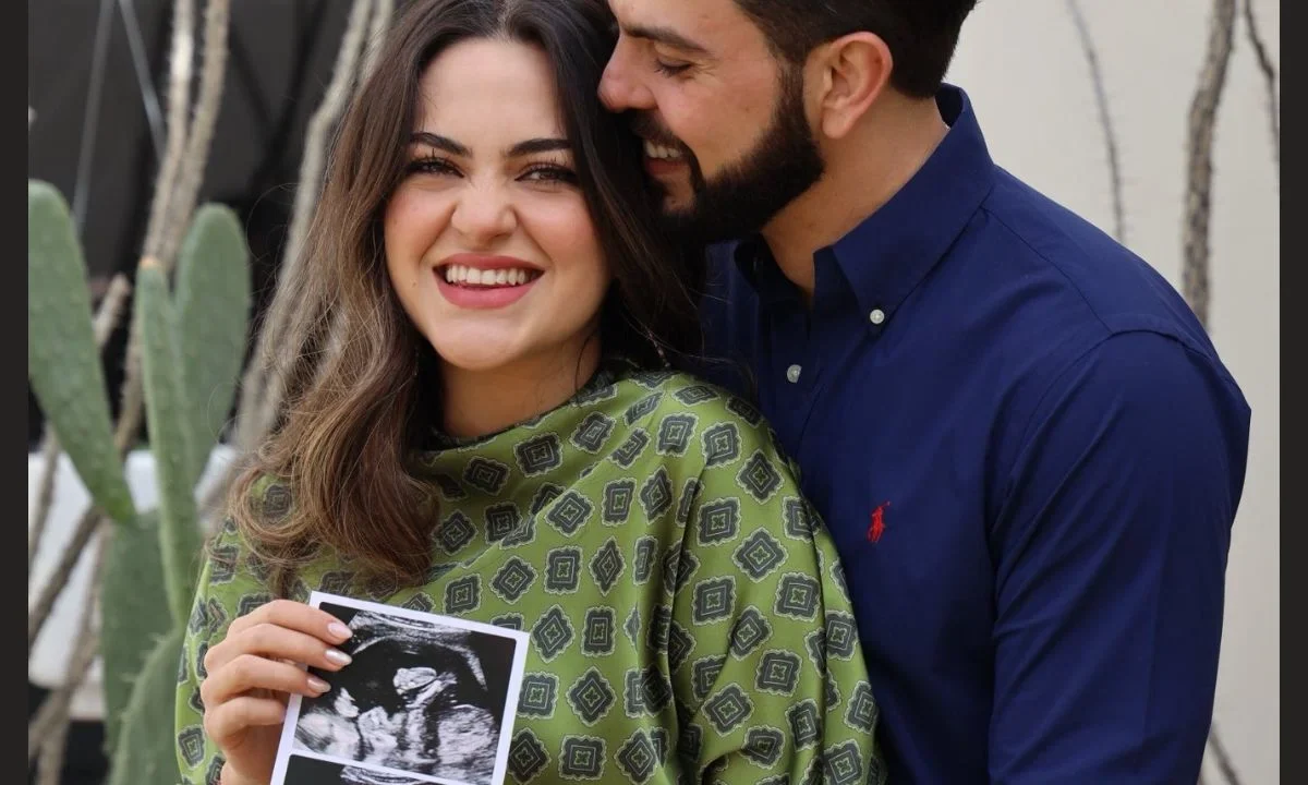 Andrea Chávez Treviño anunció a través de redes sociales que se encuentran a la espera de su primer hijo junto a su pareja Emil Kamir.