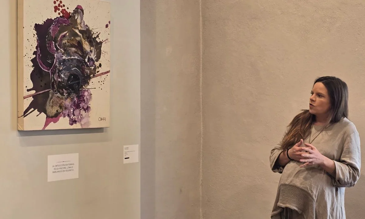 Andrea Peña presenta Legados para las batallas invisibles, una exposición que aborda la maternidad y las cargas heredadas entre generaciones.
