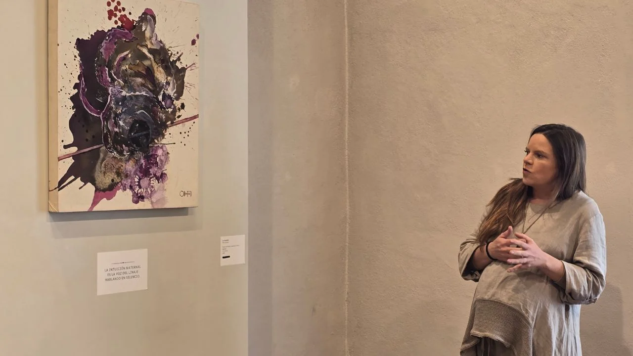 Andrea Peña presenta Legados para las batallas invisibles, una exposición que aborda la maternidad y las cargas heredadas entre generaciones.