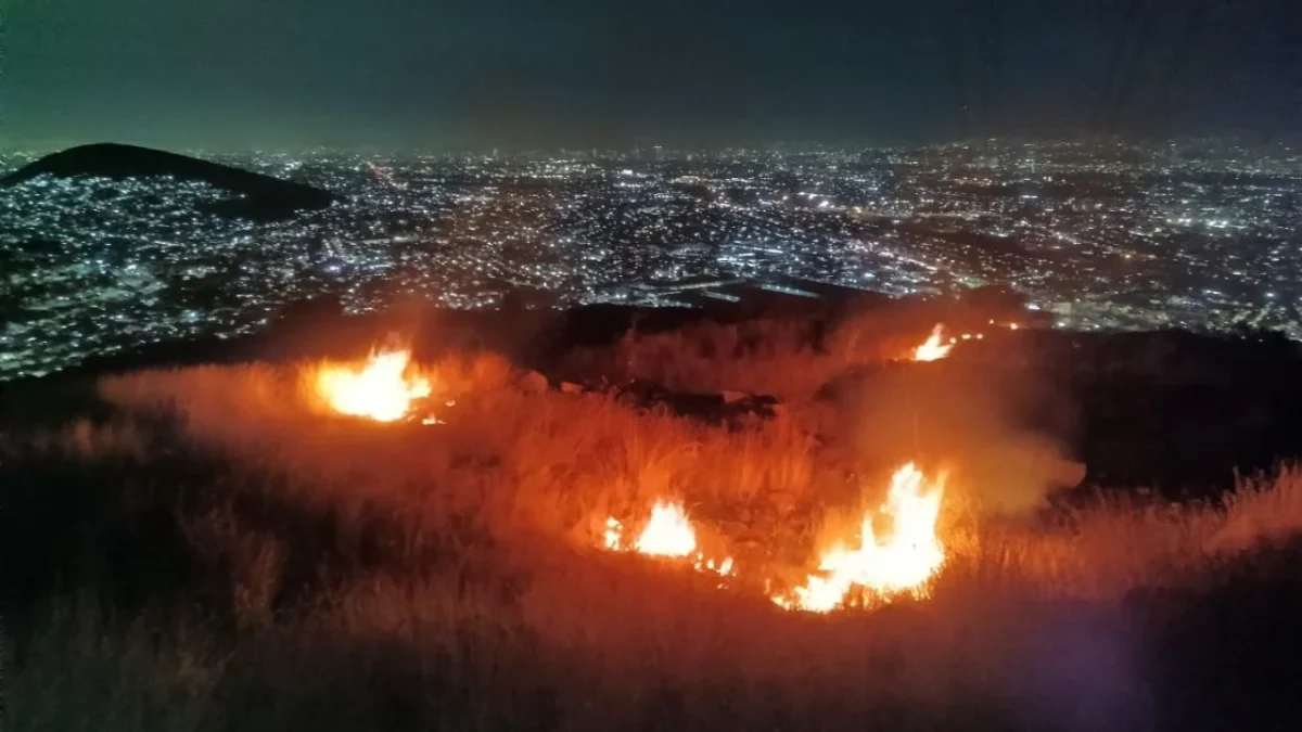 La columna de humo y las llamas del incendio en Jardines del Recuerdo son visibles desde varios municipios del Estado de México.
