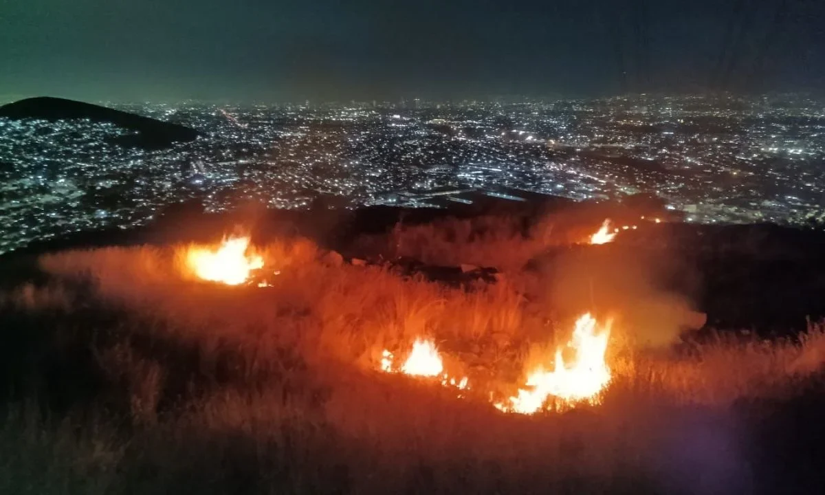 La columna de humo y las llamas del incendio en Jardines del Recuerdo son visibles desde varios municipios del Estado de México.