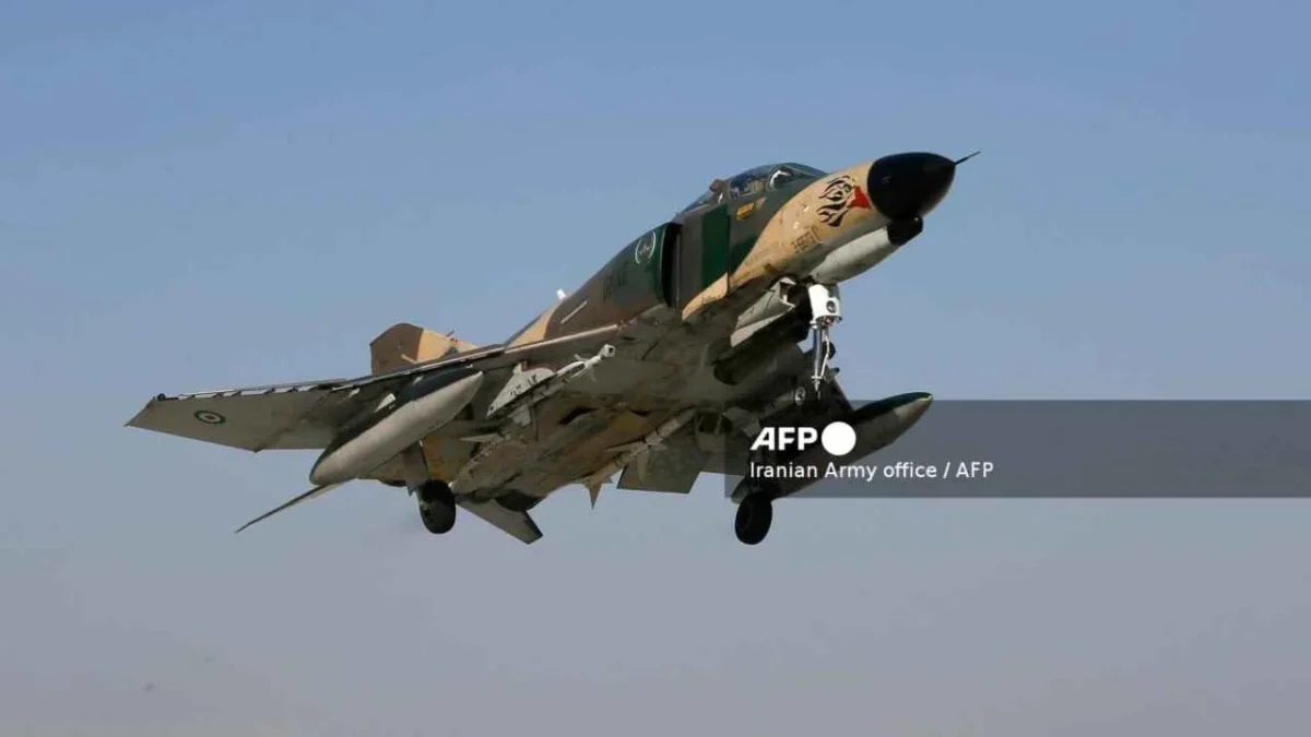 Un avión de combate biplaza de la Fuerza Aérea de Irán —modelo usado para entrenamiento— se estrelló durante una práctica.