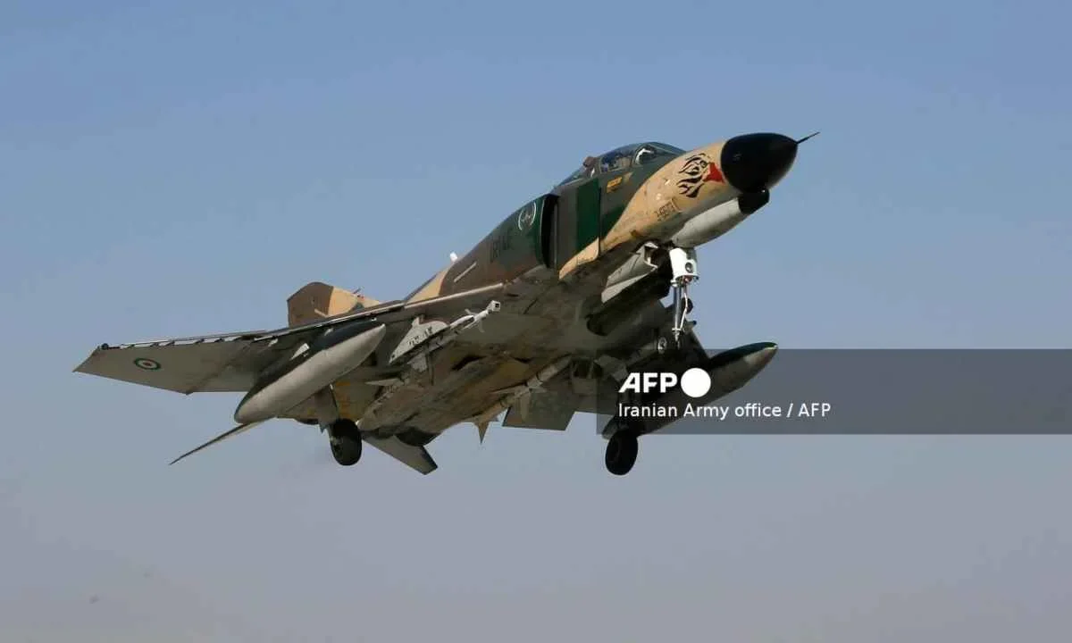 Un avión de combate biplaza de la Fuerza Aérea de Irán —modelo usado para entrenamiento— se estrelló durante una práctica.
