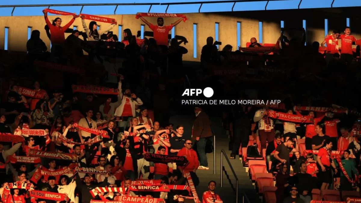 Benfica suspende a cinco aficionados por sospecha de racismo durante el partido contra Real Madrid en Lisboa.